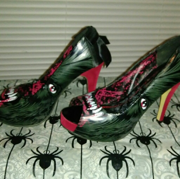 *SOLD* Iron Fist Wolfbeater Heels - Picture 2 of 4